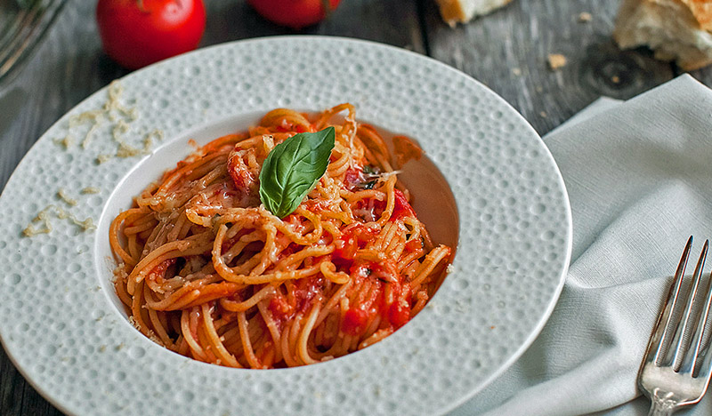Spaghetti salsa di pomodoro e basilico fresco